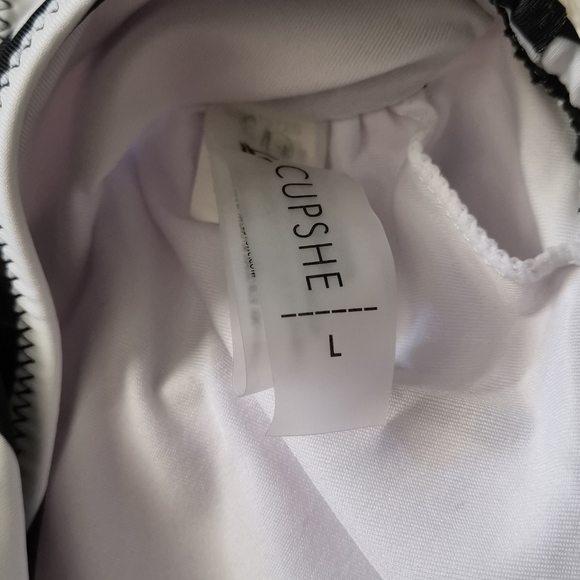 Cupshe one piece bathing suit - Picture 2 of 3